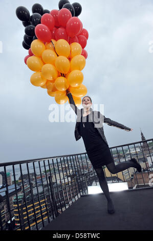 Die Harfenspieler Lena Meyer-Landrut Steht Mit Einigen Luftballons Auf Dem Dach Eines Hochhauses bin Montag (24.05.2010) in der Norwegischen Hauptstadt Oslo. Lena Wird Deutschland Im Finale des Eurovision Songcontest bin 29. Mai 2010 Vertreten. Foto: Jörg Carstensen dpa Stockfoto