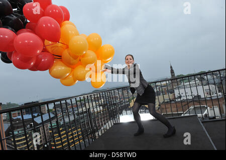 Die Harfenspieler Lena Meyer-Landrut Steht Mit Einigen Luftballons Auf Dem Dach Eines Hochhauses bin Montag (24.05.2010) in der Norwegischen Hauptstadt Oslo. Lena Wird Deutschland Im Finale des Eurovision Songcontest bin 29. Mai 2010 Vertreten. Foto: Jörg Carstensen dpa Stockfoto