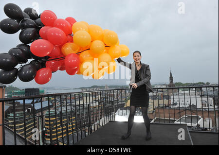 Die Harfenspieler Lena Meyer-Landrut Steht Mit Einigen Luftballons Auf Dem Dach Eines Hochhauses bin Montag (24.05.2010) in der Norwegischen Hauptstadt Oslo. Lena Wird Deutschland Im Finale des Eurovision Songcontest bin 29. Mai 2010 Vertreten. Foto: Jörg Carstensen dpa Stockfoto