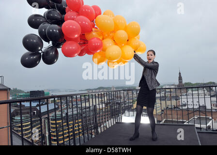 Die Harfenspieler Lena Meyer-Landrut Steht Mit Einigen Luftballons Auf Dem Dach Eines Hochhauses bin Montag (24.05.2010) in der Norwegischen Hauptstadt Oslo. Lena Wird Deutschland Im Finale des Eurovision Songcontest bin 29. Mai 2010 Vertreten. Foto: Jörg Carstensen dpa Stockfoto