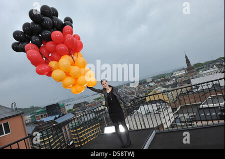 Die Harfenspieler Lena Meyer-Landrut Steht Mit Einigen Luftballons Auf Dem Dach Eines Hochhauses bin Montag (24.05.2010) in der Norwegischen Hauptstadt Oslo. Lena Wird Deutschland Im Finale des Eurovision Songcontest bin 29. Mai 2010 Vertreten. Foto: Jörg Carstensen dpa Stockfoto