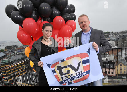 Die Harfenspieler Lena Meyer-Landrut Und der Moderator Stefan Raab Posieren bin Montag (24.05.2010) in der Norwegischen Hauptstadt Oslo Für Die Fotografen. Lena Wird Deutschland Im Finale des Eurovision Songcontest bin 29. Mai 2010 Vertreten. Foto: Jörg Carstensen dpa Stockfoto