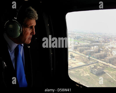 US-Außenminister John Kerry sieht aus dem Fenster ein Black Hawk Hubschrauber Kabul 26. März 2013 in Kabul, Afghanistan. Stockfoto