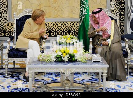 Bundeskanzlerin Angela Merkel spricht mit Saudi arabischen Außenminister Prinz Saud Al Faisal bin Abdulaziz Al Saud am Flughafen in Jeddah, Saudi Arabien, 25. Mai 2010. Merkel besuchen vier von sechs Ländern des Golf-Kooperationsrates bis 27. Mai 2010, wirtschaftliche und politische Beziehungen zu verbessern. Poto: RAINER JENSEN Stockfoto