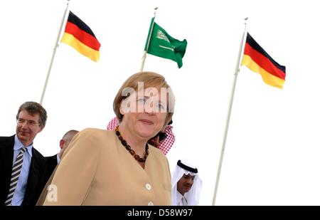 Bundeskanzlerin Angela Merkel lächelt nach ihrer Ankunft in in Jeddah, Saudi Arabien, 25. Mai 2010. Merkel besuchen vier von sechs Ländern des Golf-Kooperationsrates bis 27. Mai 2010, wirtschaftliche und politische Beziehungen zu verbessern. Poto: RAINER JENSEN Stockfoto