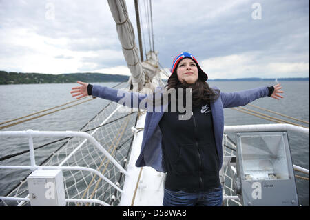 Deutsche Sängerin Lena Meyer-Landrut steht auf Deck ein Segel-Schulschiff auf dem Fjord der Hauptstadt Oslo, Norwegen, 25. Mai 2010. Meyer-Landrut vertritt Deutschland beim Finale des Eurovision Song Contest am 29. Mai 2010. Foto: Jörg CARSTENSEN Stockfoto