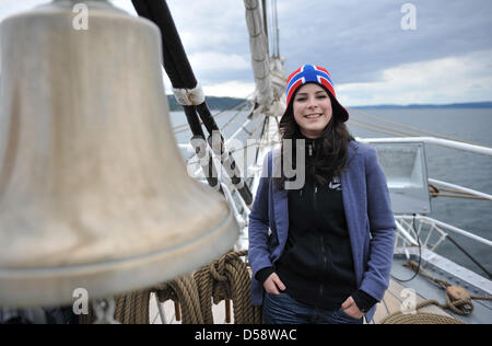 Deutsche Sängerin Lena Meyer-Landrut steht auf Deck ein Segel-Schulschiff auf dem Fjord der Hauptstadt Oslo, Norwegen, 25. Mai 2010. Meyer-Landrut vertritt Deutschland beim Finale des Eurovision Song Contest am 29. Mai 2010. Foto: Jörg CARSTENSEN Stockfoto