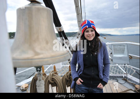 Deutsche Sängerin Lena Meyer-Landrut steht auf Deck ein Segel-Schulschiff auf dem Fjord der Hauptstadt Oslo, Norwegen, 25. Mai 2010. Meyer-Landrut vertritt Deutschland beim Finale des Eurovision Song Contest am 29. Mai 2010. Foto: Jörg CARSTENSEN Stockfoto