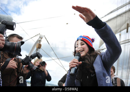 Deutsche Sängerin Lena Meyer-Landrut steht auf Deck ein Segel-Schulschiff auf dem Fjord der Hauptstadt Oslo, Norwegen, 25. Mai 2010. Meyer-Landrut vertritt Deutschland beim Finale des Eurovision Song Contest am 29. Mai 2010. Foto: Jörg CARSTENSEN Stockfoto