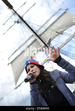 Deutsche Sängerin Lena Meyer-Landrut steht auf Deck ein Segel-Schulschiff auf dem Fjord der Hauptstadt Oslo, Norwegen, 25. Mai 2010. Meyer-Landrut vertritt Deutschland beim Finale des Eurovision Song Contest am 29. Mai 2010. Foto: Jörg CARSTENSEN Stockfoto