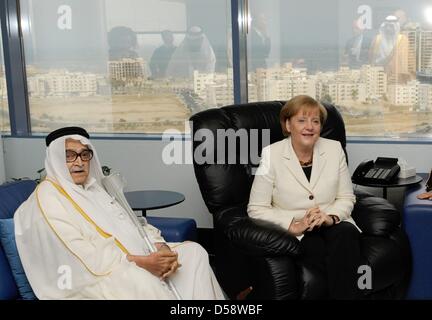 Bundeskanzlerin Angela Merkel trifft den Präsidenten der Jeddah Handelskammer und Industrie, Saleh Abdullah Kamel, in der Handelskammer in Jeddah, Saudi Arabien, 26. Mai 2010. Merkel wird vier der sechs Gulf Cooperation Council (GCC) Länder bis 27. Mai 2010 zur Verbesserung der wirtschaftlicher und politischer Beziehungen besucht haben. Poto: RAINER JENSEN Stockfoto