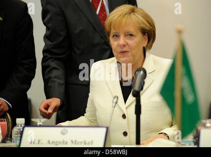 Bundeskanzlerin Angela Merkel besucht ein Treffen in Jeddah Handelskammer und Industrie in Jeddah, Saudi Arabien, 26. Mai 2010. Merkel wird vier der sechs Gulf Cooperation Council (GCC) Länder bis 27. Mai 2010 zur Verbesserung der wirtschaftlicher und politischer Beziehungen besucht haben. Poto: RAINER JENSEN Stockfoto