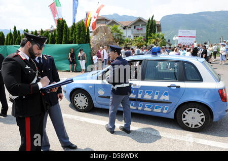 Polizisten sichern den Verkehr vor der deutschen Fußball-Nationalmannschaft Hotel in Eppan, Südtirol, Italien, 26. Mai 2010. 14 Spieler hatten eine unangekündigte Dopingkontrolle der nationalen Doping Agentur (NADA) zu unterziehen. Deutschlands Fußball-Nationalmannschaft bereitet sich auf die FIFA WM 2010 in Südafrika im Trainingslager in Südtirol bis 2. Juni 2010. Foto: BERND WEISSBROD Stockfoto