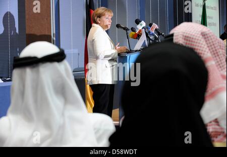 Bundeskanzlerin Angela Merkel spricht bei der Eröffnung des Deutsch-Saudi-arabischen Wirtschaftskonferenz in Jeddah Handelskammer und Industrie in Jeddah, Saudi Arabien, 26. Mai 2010. Merkel wird vier der sechs Gulf Cooperation Council (GCC) Länder bis 27. Mai 2010 zur Verbesserung der wirtschaftlicher und politischer Beziehungen besucht haben. Poto: RAINER JENSEN Stockfoto