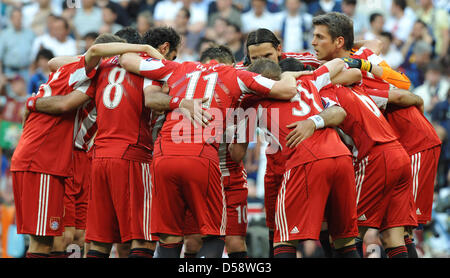 Bayern Spieler bilden einen Kreis vor der UEFA Champions League Finale FC Bayern München Vs Inter Mailand im Bernabeu-Stadion von Madrid, 22. Mai 2010. Italienische Doppel-Gewinner Inter Mailand besiegt deutschen Doppel-Sieger FC Bayern München mit 2: 0 und gewinnt die Höhen. Foto: Peter Kneffel Stockfoto