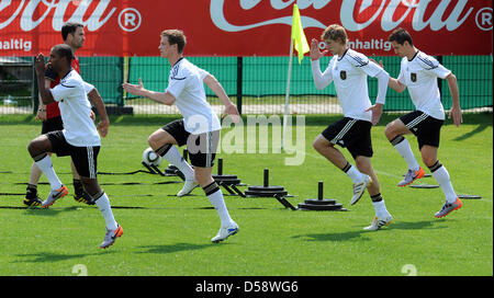 Deutsche Nationalspieler Cacau (L-R), Marcell Jansen, Stefan Kiessling und Miroslav Klose in Aktion während einer Sprint-Übung einer Trainingseinheit in Eppan, Südtirol, Italien, 26. Mai 2010 gezeigt. Deutschlands Fußball-Nationalmannschaft bereitet sich auf die FIFA WM 2010 in Südafrika im Trainingslager in Südtirol bis 2. Juni 2010. Foto: BERND WEISSBROD Stockfoto