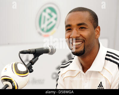 Deutschland International lächelt Cacau während einer Pressekonferenz in Eppan, Italien, 26. Mai 2010. Deutschlands Fußball-Nationalmannschaft bereitet sich auf die FIFA WM 2010 in Südafrika im Trainingslager in Südtirol bis 2. Juni 2010. Foto: BERND WEISSBROD Stockfoto