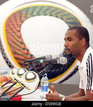 Deutschland International lächelt Cacau während einer Pressekonferenz in Eppan, Italien, 26. Mai 2010. Deutschlands Fußball-Nationalmannschaft bereitet sich auf die FIFA WM 2010 in Südafrika im Trainingslager in Südtirol bis 2. Juni 2010. Foto: BERND WEISSBROD Stockfoto