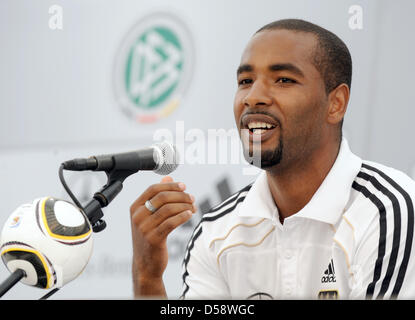 Deutschland International lächelt Cacau während einer Pressekonferenz in Eppan, Italien, 26. Mai 2010. Deutschlands Fußball-Nationalmannschaft bereitet sich auf die FIFA WM 2010 in Südafrika im Trainingslager in Südtirol bis 2. Juni 2010. Foto: BERND WEISSBROD Stockfoto