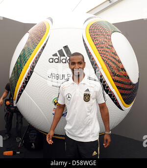 Deutschland International lächelt Cacau während einer Pressekonferenz in Eppan, Italien, 26. Mai 2010. Deutschlands Fußball-Nationalmannschaft bereitet sich auf die FIFA WM 2010 in Südafrika im Trainingslager in Südtirol bis 2. Juni 2010. Foto: BERND WEISSBROD Stockfoto