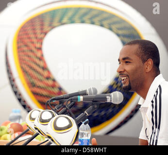 Deutschland International lächelt Cacau während einer Pressekonferenz in Eppan, Italien, 26. Mai 2010. Deutschlands Fußball-Nationalmannschaft bereitet sich auf die FIFA WM 2010 in Südafrika im Trainingslager in Südtirol bis 2. Juni 2010. Foto: BERND WEISSBROD Stockfoto