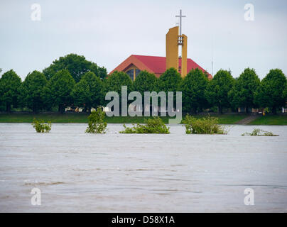 Das Bild zeigt die Ansicht über der hohe Wasserstand der deutsch-polnischen Grenze Oder nach Slubice, Polen aus Frankfurt Oder, Deutschland, 27. Mai 2010. Der Wasserstand der Oder steigt weiter an, wurde Alarm Stufe 4 für große Teile des Flusses in Brandenburg erklärt. Foto: PATRICK PLEUL Stockfoto