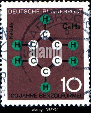 Deutschland - CIRCA 1964: Eine Briefmarke gedruckt in der Bundesrepublik Deutschland zeigt chemische Formel von Benzol, ca. 1964 Stockfoto