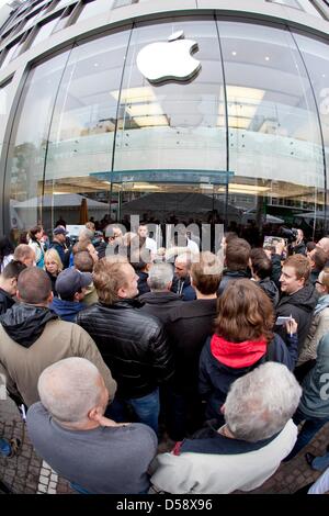 Kunden Schlange vor dem Apple Store in Frankfurt (Main), Deutschland, 28. Mai 2010. Viele Menschen kamen früh an und wartete auf die Freisetzung von Tablettgerät in Deutschland. Besonders die Medienbranche setzt große Hoffnungen in das kompakte Tablettgerät, das neue Impulse für das digitale Geschäft festgesetzt wird. Apple erwartet zahlreiche potenzielle Käufer - Läden in München, Hamburg und Stockfoto