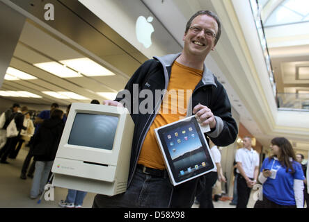 Dänischer Journalist Hans-Henrik Dyssel präsentiert stolz seine neue Apple iPad (R) und sein 20-Jahr-alten Apple Classic vor dem Apple Store in Hamburg, Deutschland, 28. Mai 2010. Die Veröffentlichung von Apples neues Tablet-Gerät hat einen Ansturm der Kunden auf Apple Stores in ganz Deutschland geführt. Foto: KAY NIETFELD Stockfoto