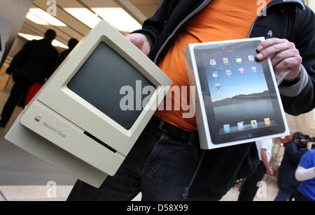 Dänischer Journalist Hans-Henrik Dyssel präsentiert stolz seine neue Apple iPad (R) und sein 20-Jahr-alten Apple Classic vor dem Apple Store in Hamburg, Deutschland, 28. Mai 2010. Die Veröffentlichung von Apples neues Tablet-Gerät hat einen Ansturm der Kunden auf Apple Stores in ganz Deutschland geführt. Foto: KAY NIETFELD Stockfoto