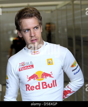 Deutschen Fahrer Sebastian Vettel von Red Bull führt durch Red Bull Grube während dem ersten Training für den Grand Prix in Istanbul Park Rennstrecke in der Nähe von Istanbul, Türkei, 28. Mai 2010. Die 2010 Formel 1 Grand Prix der Türkei wird am 30. Mai stattfinden. Foto: Jan Woitas Stockfoto