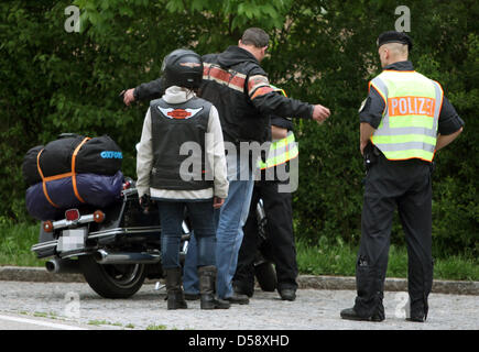 Polizeikontrolle Mitglieder der "Hells Angels" Motorrad Gang an einer Raststätte auf der Autobahn A6 in der Nähe von Waidhaus, Deutschland, 28. Mai 2010. Die Steuerelemente fand im Vorfeld einer internationalen Hells Angels treffen in Prag, Tschechien. Foto: DANIEL KARMANN Stockfoto