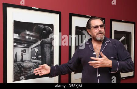 US-Künstler Julian Schnabel während einer Ausstellung von 100 der seine Polaroids auf dem NRW-Forum in Düsseldorf, 28. Mai 2010. Die Ausstellung "Julian Schnabel. Polaroids präsentiert 100 Fotos, die mit einer 1970er Jahre Polaroid-Kamera messen 50, 8 x 60, 96 cm. Foto: van Eick c3256 Stockfoto