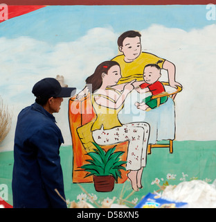 Ein Kind Politik Plakat in einem Dorf in der Provinz Hebei. China. 2013 Stockfoto