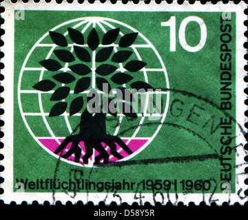 Deutschland - ca. 1960: Eine Briefmarke gedruckt in der Bundesrepublik Deutschland zeigt World Refugee Year, entwurzelten Baum, ca. 1960 Stockfoto
