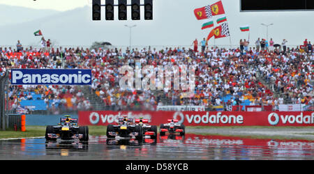 Red-Bull-Piloten Australier Mark Webber (vorne) und deutschen Sebastian Vettel führen McLaren Mercedes Fahrer Briten Lewis Hamilton und Jenson Button beim Formel 1 Grand Prix der Türkei in Istanbul, Türkei, 30. Mai 2010. Britischen Lewis Hamilton von McLaren Mercedes gewann das Rennen. Foto: JAN WOITAS Stockfoto