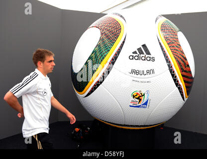 Neues Deutschland Kapitän Philipp Lahm posiert vor eine überdimensionale Version des Jabulani Offizieller Spielball bei einer Pressekonferenz auf der Team-Trainingslager in Eppan, Südtirol, Italien, 31. Mai 2010. Deutschlands Fußball Mannschaft bereitet sich auf die kommende FIFA WM 2010 in Südafrika in einem Trainingslager bis 2. Juni 2010. Foto: BERND WEISSBROD Stockfoto