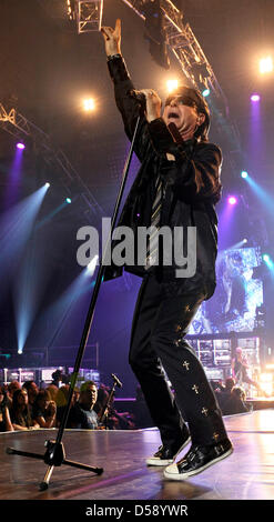 Sänger Klaus Meine von den Felsen Band The Scorpions führen bei einem Konzert ihrer Abschiedstournee in Hannover, 1. Juni 2010. Das Konzert war Teil des Festaktes zum 10. Jahrestag der Expo 2000 in Hannover. Foto: Holger Hollemann Stockfoto