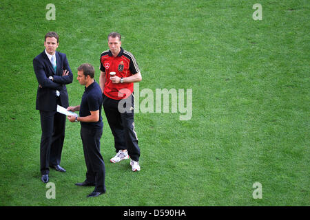 Oliver Bierhoff, Manager der deutschen Fußball-Nationalmannschaft (L-R), Co-Trainer Hans-Dieter Flick und Torwarttrainer Andreas Köpke im Bild vor den internationalen Fußball Testspiel Deutschland Vs Bosnien und Herzegowina im Stadium der Commerzbank Arena in Frankfurt Main, Deutschland, 3. Juni 2010. Foto: MARIUS BECKER Stockfoto