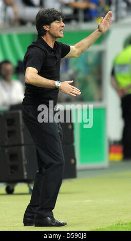 Deutschlands Bundestrainer Joachim Loew Gesten während der internationalen Fußball Testspiel Deutschland Vs Bosnien und Herzegowina im Stadium der Commerzbank Arena in Frankfurt Main, Deutschland, 3. Juni 2010. Foto: Ronald Wittek Stockfoto