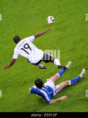 Deutschlands Cacau (L) und Bosnien und Herzegowina Asmir Begovic wetteifern um die Kugel während der internationalen Fußball Testspiel Deutschland Vs Bosnien und Herzegowina in der Commerzbank Arena in Frankfurt Main, Deutschland, 3. Juni 2010. Deutschland gewann das Spiel 3: 1. Foto: Marius Becker Stockfoto