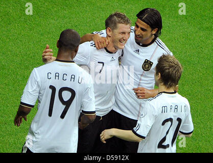 Deutschlands Cacau (L-R), Bastian Schweinsteiger, Sami Khedira und Marko Marin während der internationalen Fußball-Test Spiel Deutschland Vs Bosnien und Herzegowina in der Commerzbank Arena in Frankfurt Main, Deutschland, 3. Juni 2010. Deutschland gewann das Spiel 3: 1. Foto: Marius Becker Stockfoto