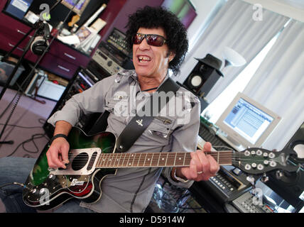 Der Brite Mungo Jerry alias Ray Dorset, Posiert bin Donnerstag (27.05.2010) in seit Privaten Tonstudio in seit Haus in Bielefeld, wo er Seit 10 Jahren Lebt.  Mungo Jerry Schrieb Vor 40 Jahren Den Welthit "In the Summertime".     Foto: Oliver Krato Dpa/Lnw ZU KORR: immergrüne Und Welt-Hit «In the Summertime» Wird 40 Stockfoto