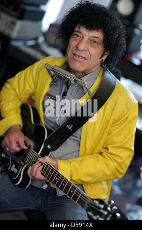 Der Brite Mungo Jerry alias Ray Dorset, Posiert bin Donnerstag (27.05.2010) in seit Privaten Tonstudio in seit Haus in Bielefeld, wo er Seit 10 Jahren Lebt.  Mungo Jerry Schrieb Vor 40 Jahren Den Welthit "In the Summertime".     Foto: Oliver Krato Dpa/Lnw ZU KORR: immergrüne Und Welt-Hit «In the Summertime» Wird 40 Stockfoto