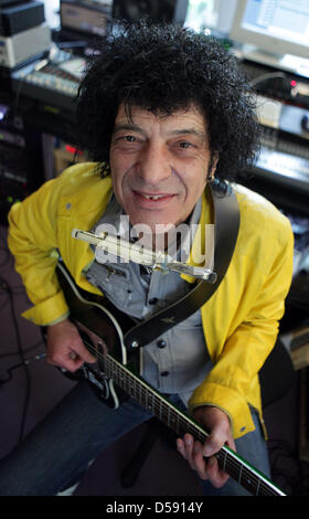 Der Brite Mungo Jerry alias Ray Dorset, Posiert bin Donnerstag (27.05.2010) in seit Privaten Tonstudio in seit Haus in Bielefeld, wo er Seit 10 Jahren Lebt.  Mungo Jerry Schrieb Vor 40 Jahren Den Welthit "In the Summertime".     Foto: Oliver Krato Dpa/Lnw ZU KORR: immergrüne Und Welt-Hit «In the Summertime» Wird 40 Stockfoto