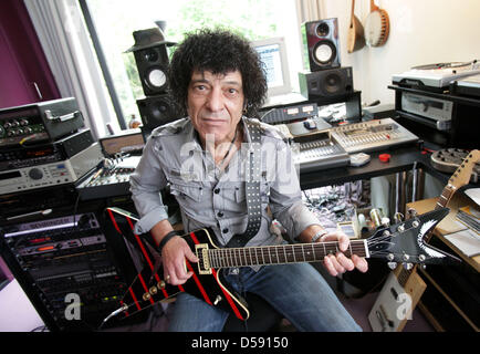 Der Brite Mungo Jerry alias Ray Dorset, Posiert bin Donnerstag (27.05.2010) in seit Privaten Tonstudio in seit Haus in Bielefeld, wo er Seit 10 Jahren Lebt.  Mungo Jerry Schrieb Vor 40 Jahren Den Welthit "In the Summertime".     Foto: Oliver Krato Dpa/Lnw ZU KORR: immergrüne Und Welt-Hit «In the Summertime» Wird 40 Stockfoto