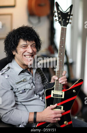 Der Brite Mungo Jerry alias Ray Dorset, Posiert bin Donnerstag (27.05.2010) in seit Privaten Tonstudio in seit Haus in Bielefeld, wo er Seit 10 Jahren Lebt.  Mungo Jerry Schrieb Vor 40 Jahren Den Welthit "In the Summertime".     Foto: Oliver Krato Dpa/Lnw ZU KORR: immergrüne Und Welt-Hit «In the Summertime» Wird 40 Stockfoto