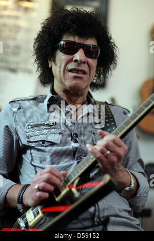 Der Brite Mungo Jerry alias Ray Dorset, Posiert bin Donnerstag (27.05.2010) in seit Privaten Tonstudio in seit Haus in Bielefeld, wo er Seit 10 Jahren Lebt.  Mungo Jerry Schrieb Vor 40 Jahren Den Welthit "In the Summertime".     Foto: Oliver Krato Dpa/Lnw ZU KORR: immergrüne Und Welt-Hit «In the Summertime» Wird 40 Stockfoto