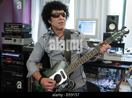 Der Brite Mungo Jerry alias Ray Dorset, Posiert bin Donnerstag (27.05.2010) in seit Privaten Tonstudio in seit Haus in Bielefeld, wo er Seit 10 Jahren Lebt.  Mungo Jerry Schrieb Vor 40 Jahren Den Welthit "In the Summertime".     Foto: Oliver Krato Dpa/Lnw ZU KORR: immergrüne Und Welt-Hit «In the Summertime» Wird 40 Stockfoto