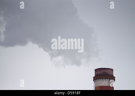 "Republika" Kohle-Kraftwerk: Wolke von Rauch aus einem der Schornsteine Stockfoto